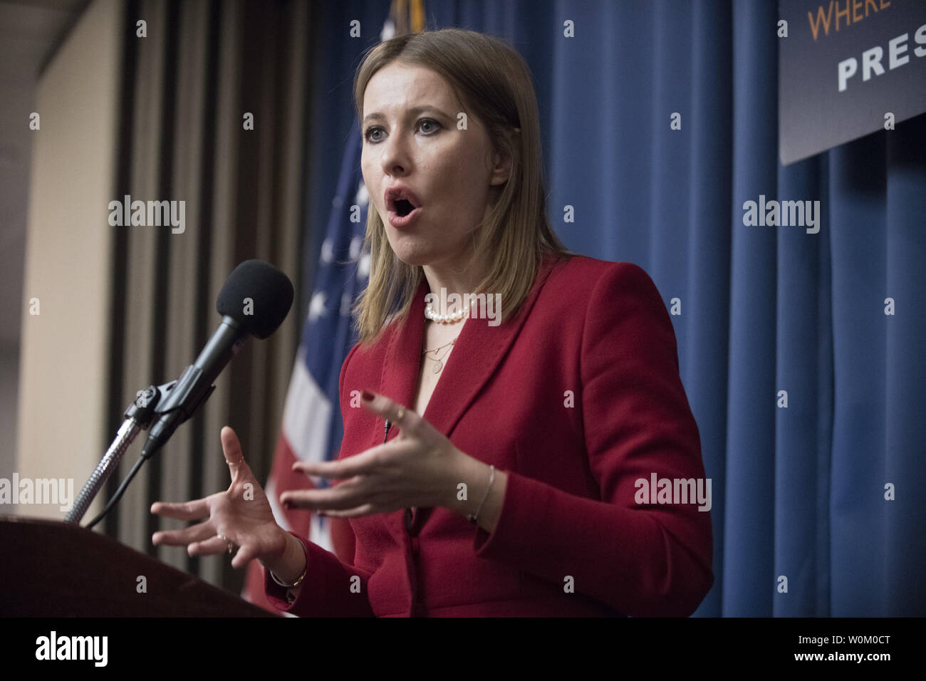 Russo candidato presidenziale Ksenia Sobchak risponde alle domande nel corso di una conferenza stampa presso il National Press Club di Washington il 6 febbraio 2018. Sobchak, un russo TV e social media celebrità e la figlia del Presidente Vladimir Putin mentore politico, ha detto il suo ambizioni politiche sono originali ma riconosce che le sue probabilità di vincere le elezioni di marzo sono sottili. Foto di Pat Benic/UPI Foto Stock