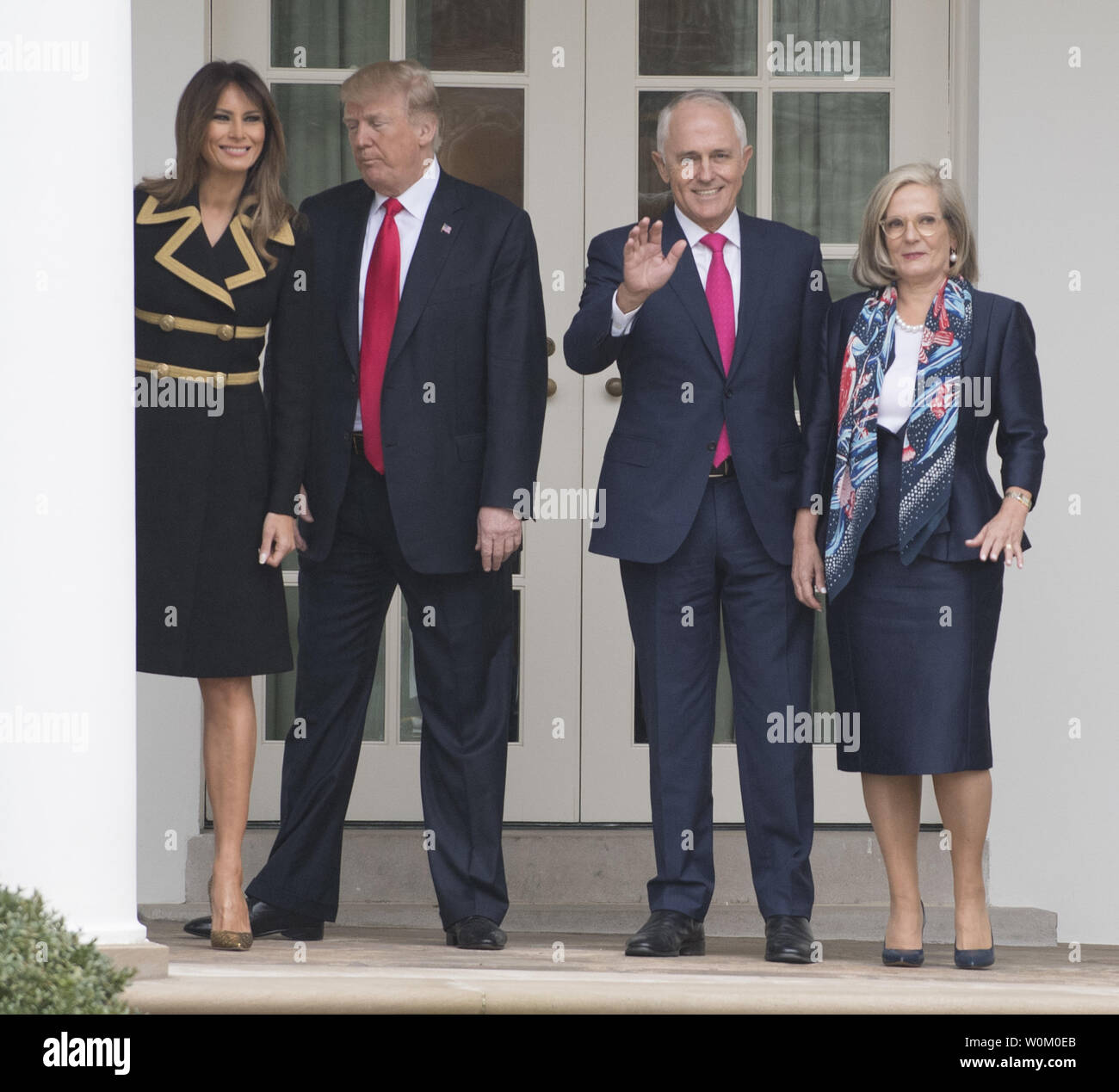 Stati Uniti Presidente Donald Trump e la moglie Melania (L) salutare il Primo Ministro australiano Malcolm Turnbull e moglie Lucy west balaustra della Casa Bianca di Washington il 23 febbraio 2018. Turnbull è su una visita di un giorno alla Casa Bianca. Foto di Pat Benic/UPI Foto Stock