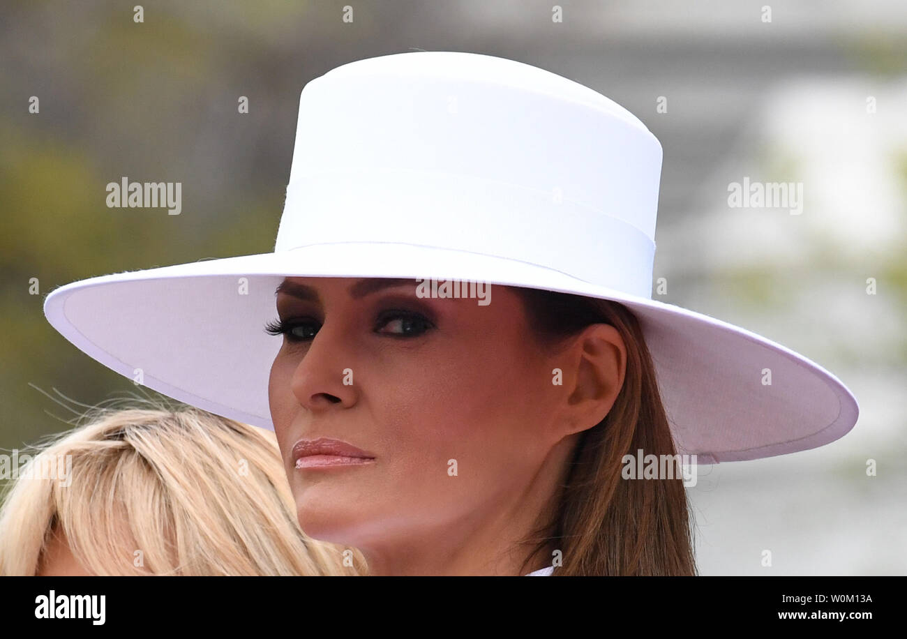 Pugno Lady Melania Trump guarda su durante la gazzetta la cerimonia di benvenuto per lo Stato francese visita sul prato Sud della Casa Bianca su Martedì, 24 aprile 2018. Foto di Pat Benic/UPI Foto Stock