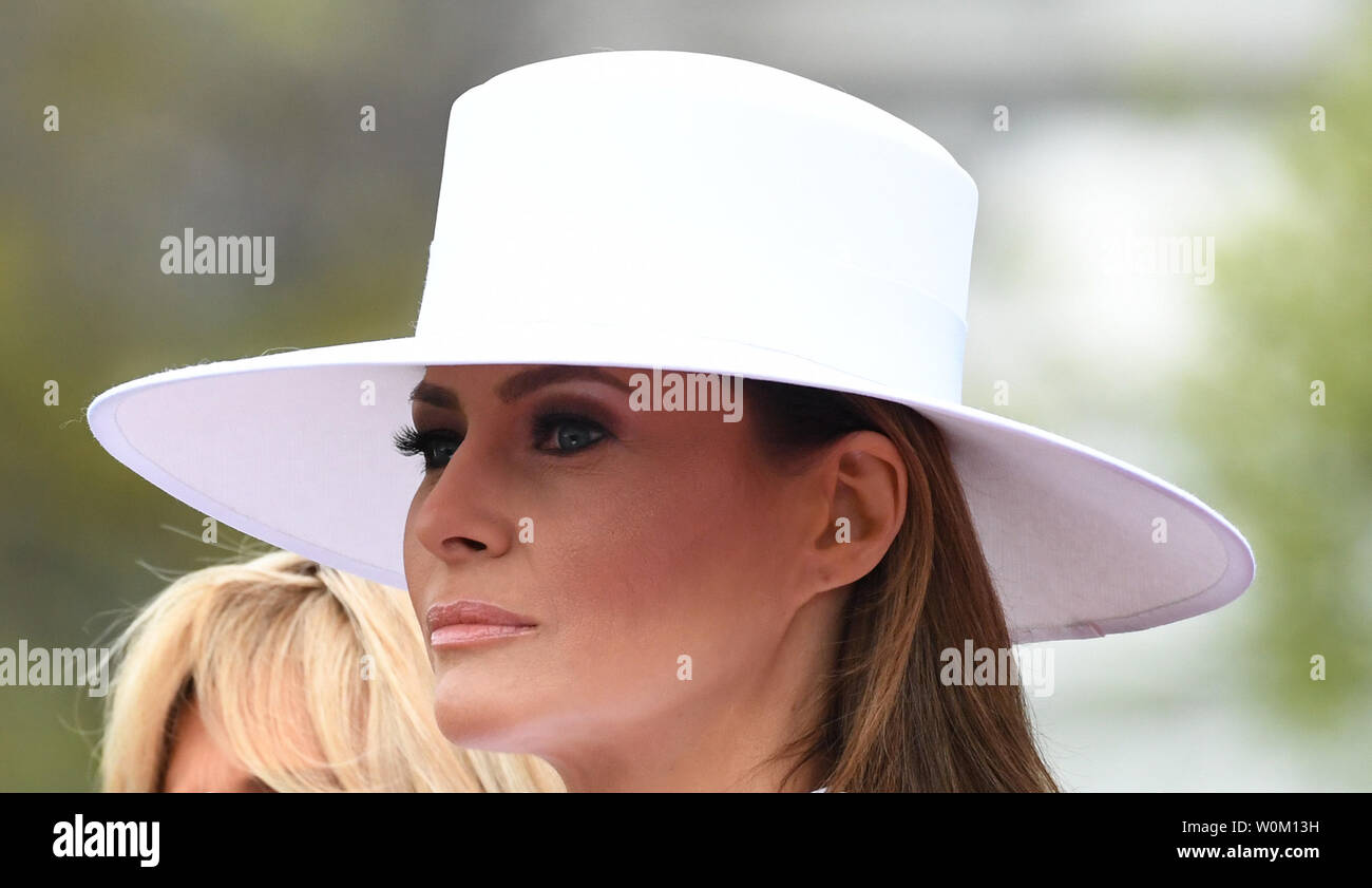 Pugno Lady Melania Trump guarda su durante la gazzetta la cerimonia di benvenuto per lo Stato francese visita sul prato Sud della Casa Bianca su Martedì, 24 aprile 2018. Foto di Pat Benic/UPI Foto Stock