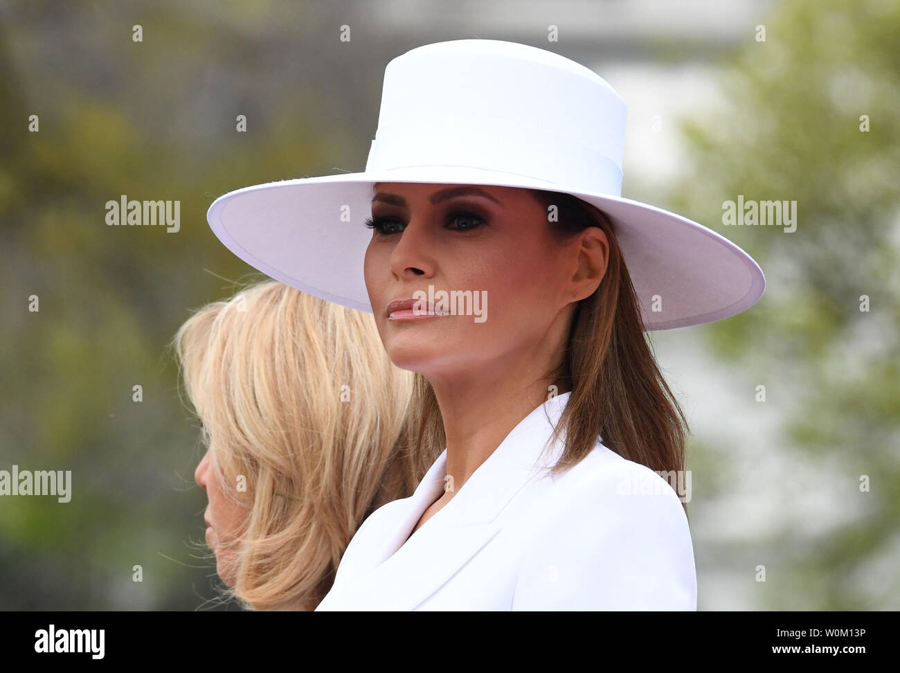 Pugno Lady Melania Trump guarda su durante la gazzetta la cerimonia di benvenuto per lo Stato francese visita sul prato Sud della Casa Bianca su Martedì, 24 aprile 2018. Foto di Pat Benic/UPI Foto Stock