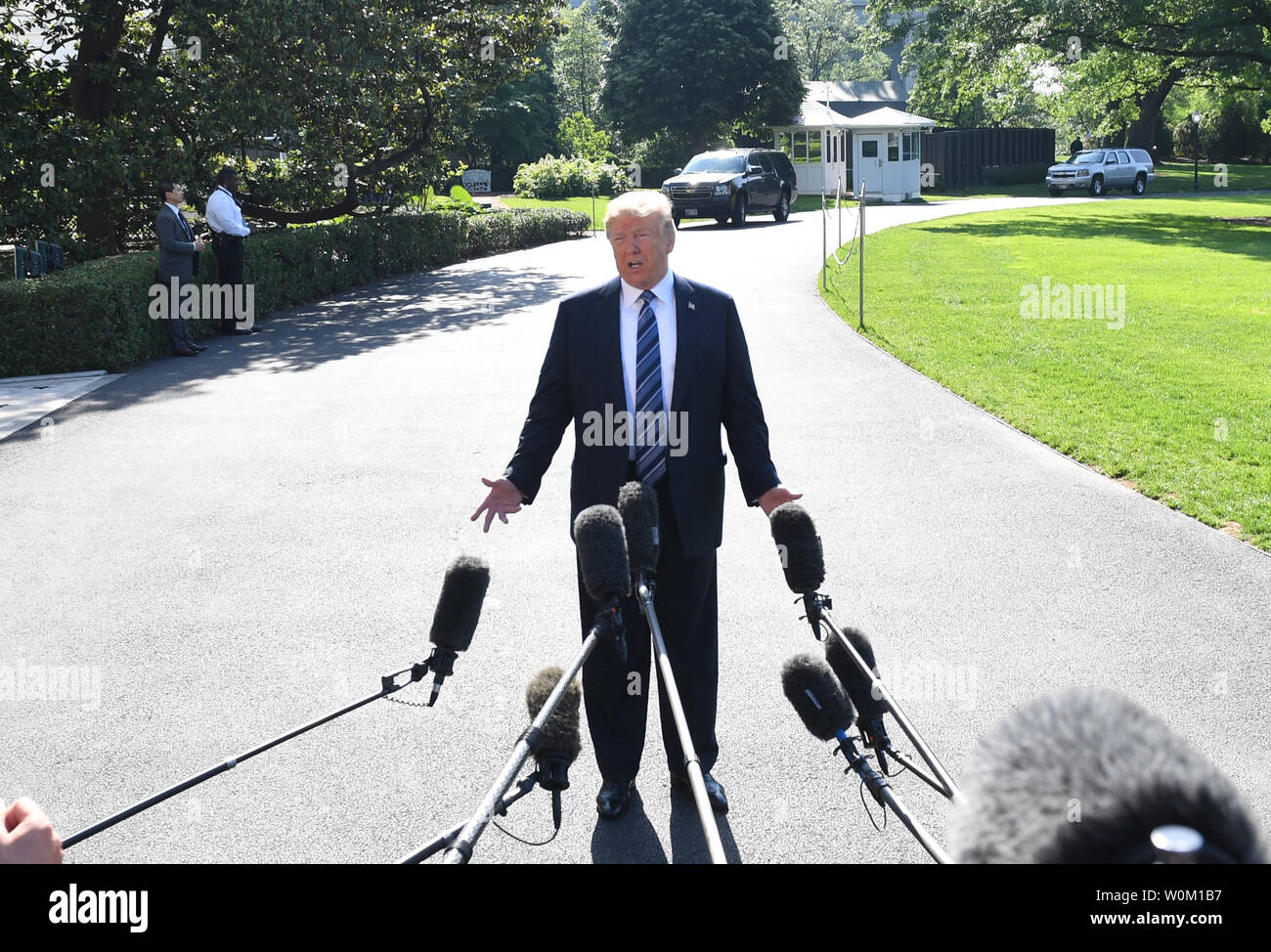 Presidente Donald Trump si ferma a parlare con la stampa prima di camminare a Marina Uno a partire per la South Lawn della Casa Bianca di Washington il 25 maggio 2018. Trump ha parlato della cancellazione della Corea del Nord di cima prima di viaggiare a Annapolis per la graduazione della Marina. Foto di Pat Benic/UPI Foto Stock