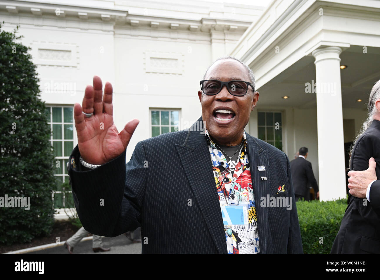 Il leggendario cantante Sam Moore onde al di fuori della casa bianca dopo il presidente Donald Trump firma la musica Modernization Act che protegge i diritti d'autore nell'era digitale, di Washington il 11 ottobre 2018. Molti musicisti di tutti i generi a cui hanno partecipato le cerimonie. Il bi-partigiano legislazione era altamente prevedibile nell'industria musicale. Foto di Pat Benic/UPI Foto Stock