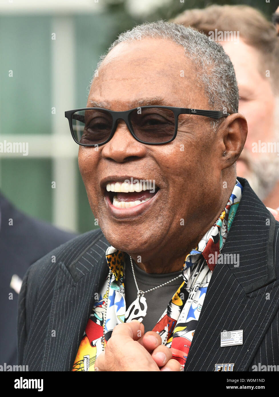 Il leggendario cantante Sam Moore mostra fuori il suo 45-giri/min spindal collana al di fuori della casa bianca dopo il presidente Donald Trump firma la musica Modernization Act che protegge i diritti d'autore nell'era digitale, di Washington il 11 ottobre 2018. Molti musicisti di tutti i generi a cui hanno partecipato le cerimonie. Il bi-partigiano legislazione era altamente prevedibile nell'industria musicale. Foto di Pat Benic/UPI Foto Stock