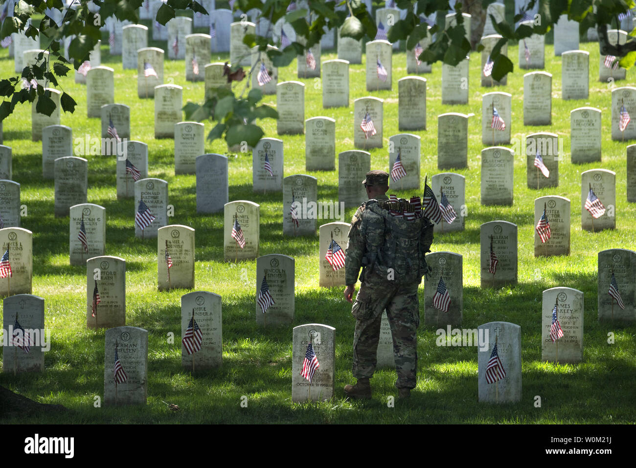 Vecchia Guardia U.S. I soldati dell esercito posto bandierine americane presso le lapidi dei Caduti presso il Cimitero Nazionale di Arlington in Arlington, Virginia su Maria 23, 2019. Più di 250.000 flag sono posto sulla tombsites prima del Memorial Day. Foto di Pat Benic/UPI Foto Stock