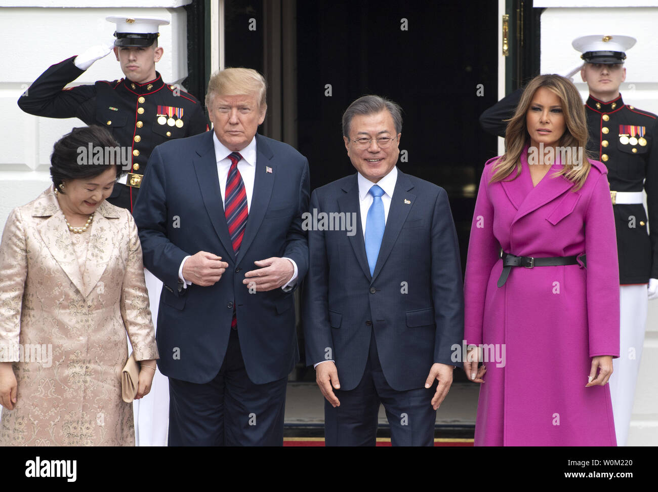 Presidente Donald Trump (L) e first lady Melania Trump (R) salutare il Presidente sud coreano Moon Jae-in e sua moglie Kim Jung-sook sul prato Sud della Casa Bianca di Washington il 11 aprile 2019. Presidente Luna e Trump incontrato all Ufficio Ovale per riunioni. Foto di Pat Benic/UPI Foto Stock