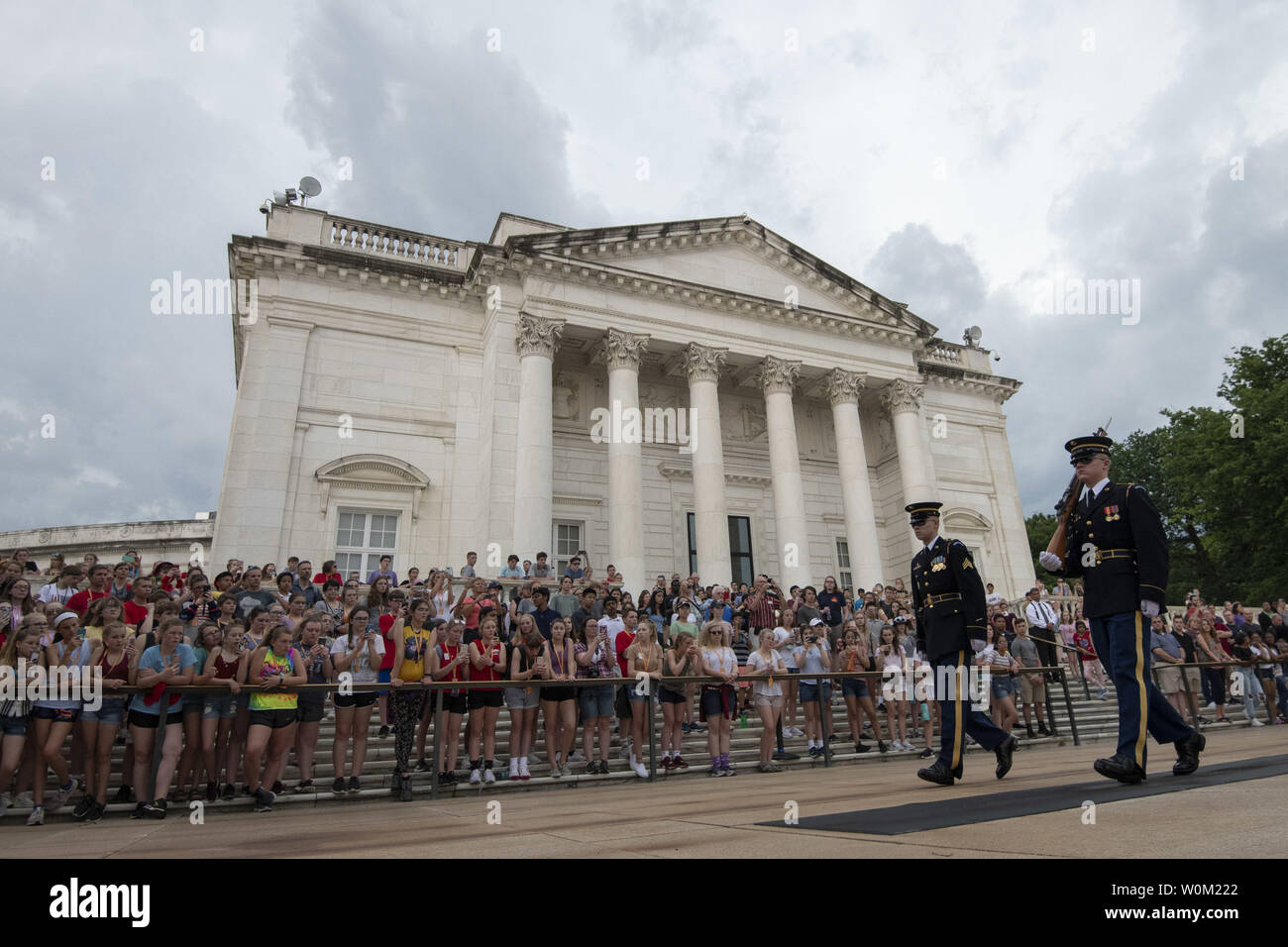 Il cambio della guardia dalla tomba sentinelle di guardia del terzo U.S. Reggimento di Fanteria avviene presso la tomba del Soldato Sconosciuto presso il Cimitero Nazionale di Arlington in Arlington, Virginia su Maria 23, 2019. La tomba è sorvegliato 24 ore al giorno. Più di 250.000 bandiere sono state poste sulle lapidi dei caduti durante la giornata Flags-In prima del Memorial Day. Foto di Pat Benic/UPI Foto Stock