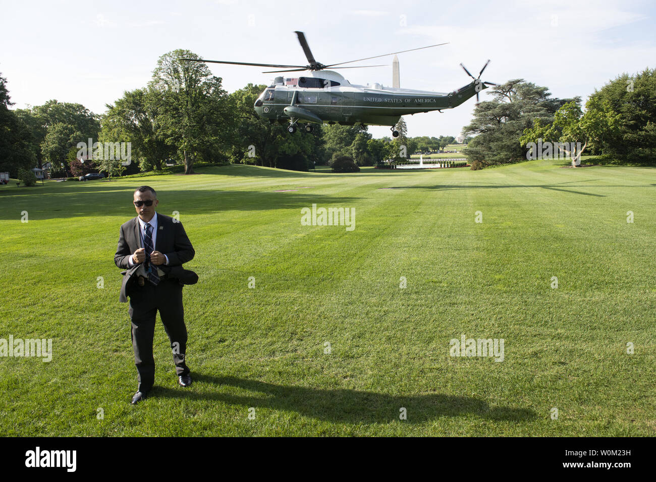 Agente dei servizi segreti orologi come presidente Donald Trump si allontana via Marine uno sul prato Sud della Casa Bianca di Washington il 30 maggio 2019. Il presidente ha dato le sue interpretazioni il commento da Robert Mueller sulla sonda in russo interferenza nel 2016 elezione. Egli sarà in Colorado per la giornata. Foto di Pat Benic/UPI Foto Stock