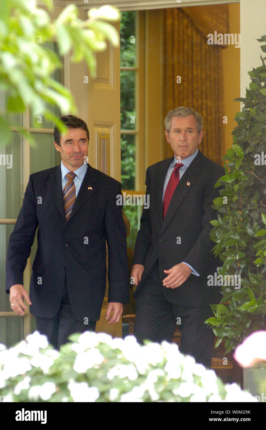 Il presidente americano George Bush e il Primo Ministro danese Anders Fogh Rasmussen nel Giardino delle Rose della Casa Bianca 28 Maggio 2004 a Washington, DC. Bush e Rasmussen ha incontrato in una porta chiusa riunione nell'Ufficio Ovale prima della loro conferenza stampa. (UPI foto/Greg Whitesell) Foto Stock