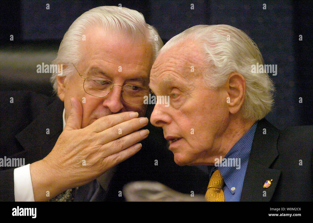 Henry J. Hyde, (R-6TH-il) sussurra a Tom Lantos (D-12th, CA) in una casa Comitato per le relazioni internazionali audizione sulla situazione attuale in Afghanistan Rayburn House Edificio per uffici a Washington D.C., il 2 giugno, 2004. (UPI foto/Greg Whitesell) Foto Stock