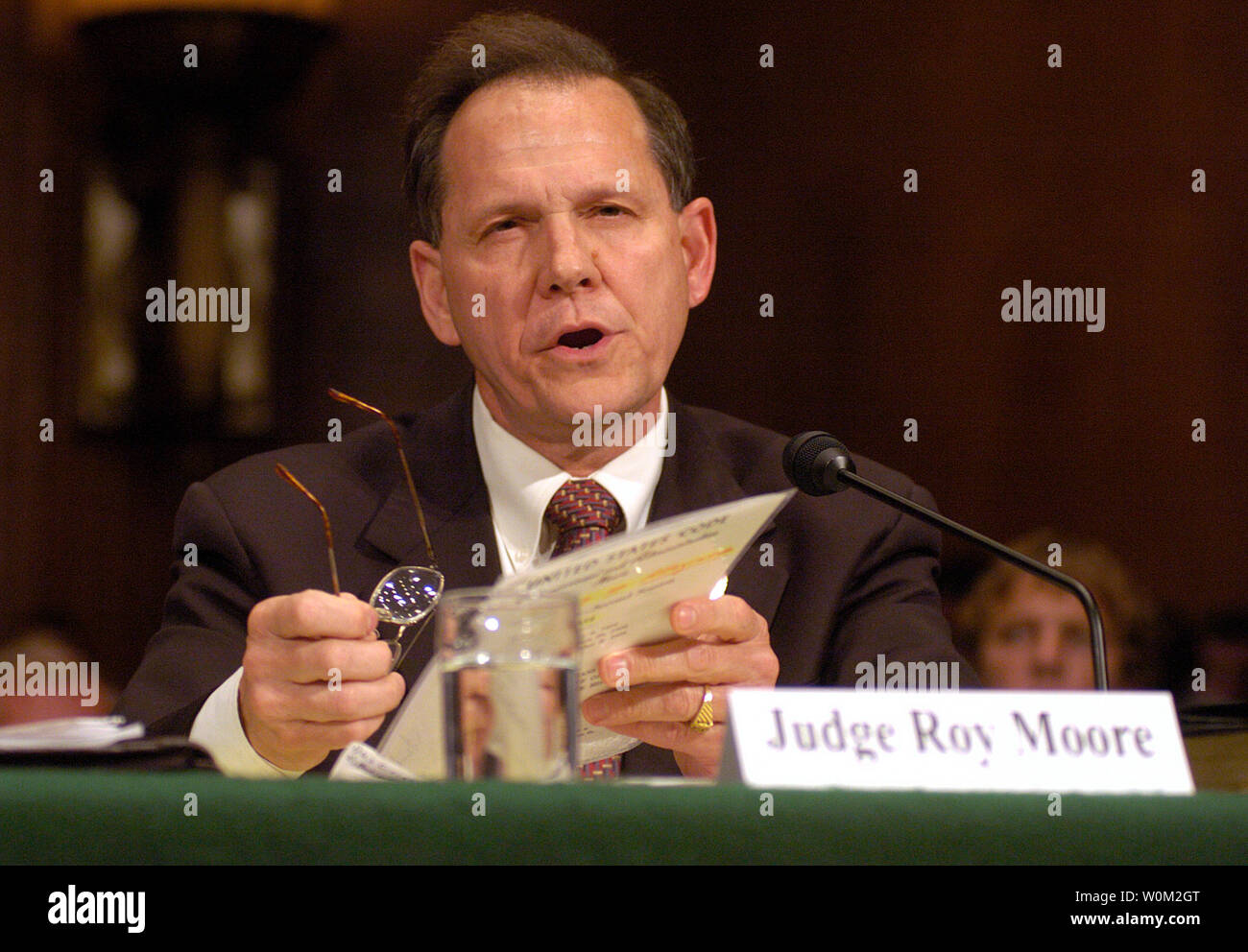 L'onorevole Roy Moore, ex capo della Giustizia della Suprema Corte di Alabama testimonia davanti alla commissione giudiziaria del Senato sulla U.S. Costituzione e pubblica espressione religiosa nel senato Dirksen Edificio per uffici a Washington D.C. il 8 giugno 2004. (UPI foto/Greg Whitesell) Foto Stock