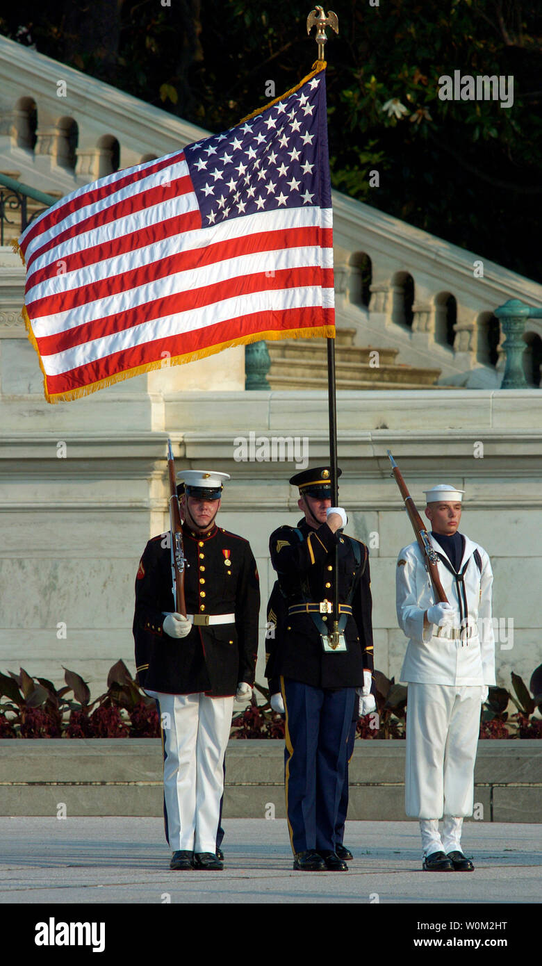 La Guardia di colore orologi come ex Presidente Ronald Reagan scrigno rimosso dal cassettone e portato NEGLI STATI UNITI Capitol Building dove resterà fino a venerdì per la visualizzazione nella rotonda dove le persone possono pagare il loro finale rispetti a Washington D.C. il 9 giugno 2004. (UPI foto/Greg Whitesell) Foto Stock