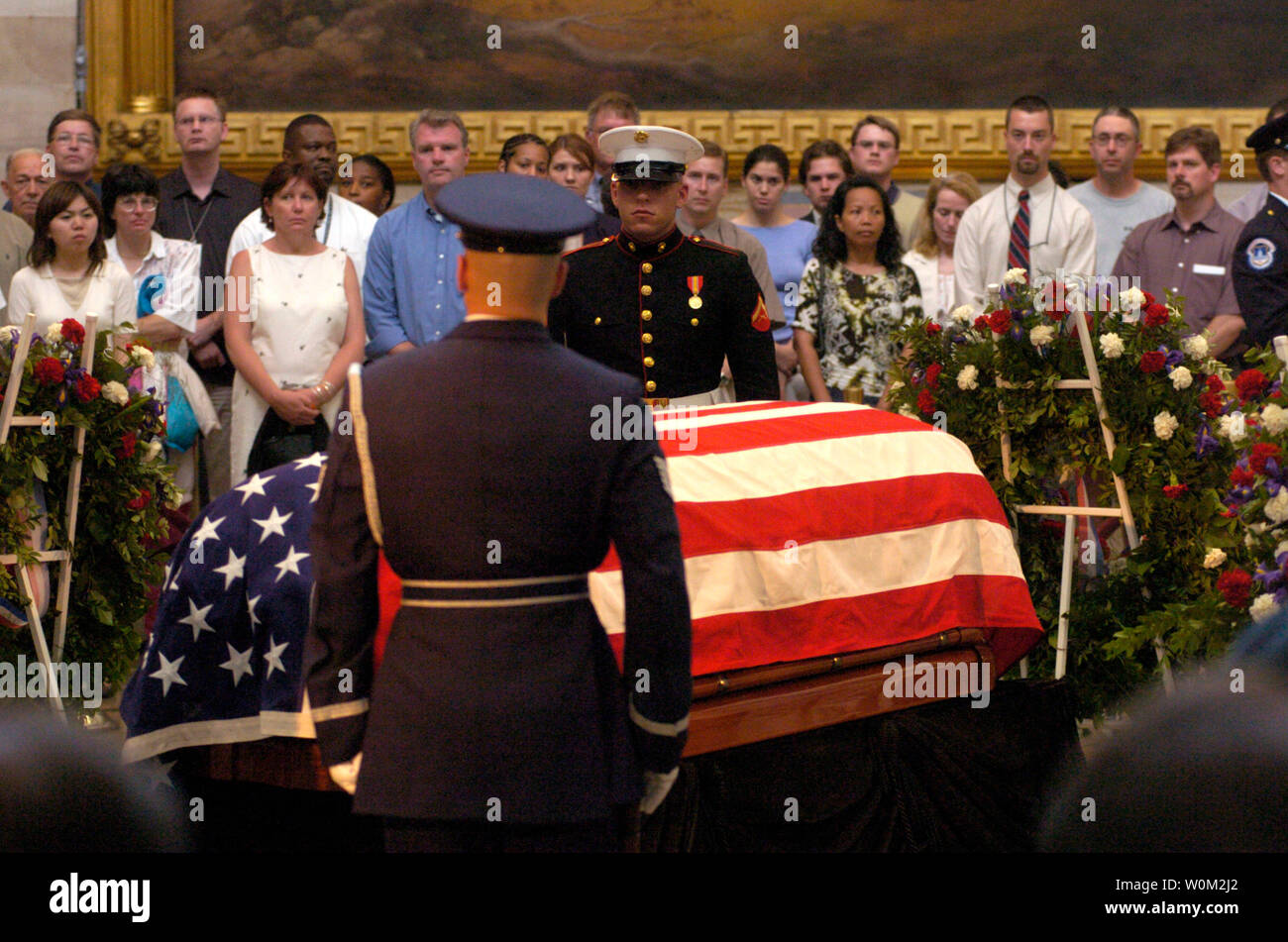 L ex Presidente Ronald Reagan scrigno riposa nella rotonda dell'U.S. Capitol Building dove la gente paga il loro finale rispetta in DC di Washington il 10 giugno 2004. (UPI foto/Greg Whitesell) Foto Stock