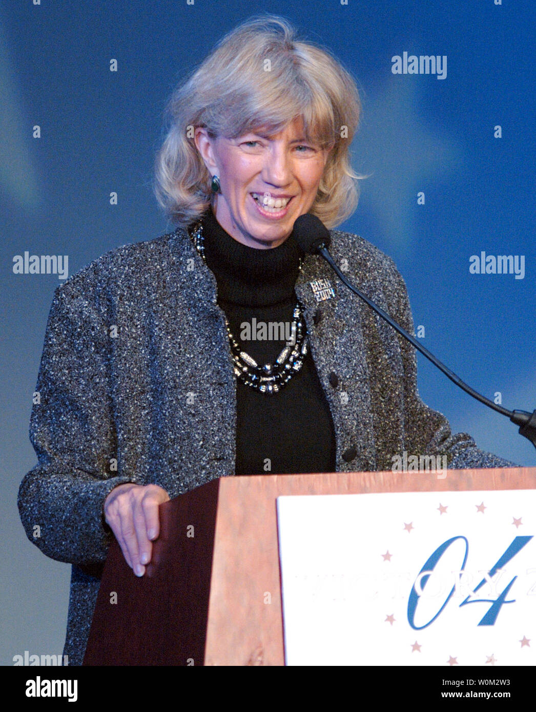 Negli Stati Uniti il Segretario degli Interni Gale Norton parla al Comitato Nazionale Repubblicano elezione party presso il Ronald Reagan Building a Washington DC, il Mercoledì, 3 novembre 2004. Il presidente Bush ha rifiutato di fare un indirizzo al di fuori del rispetto per l avversario John F. Kerry che non ha fatto un discorso di concessione. (Greg Whitesell/UPI) Foto Stock