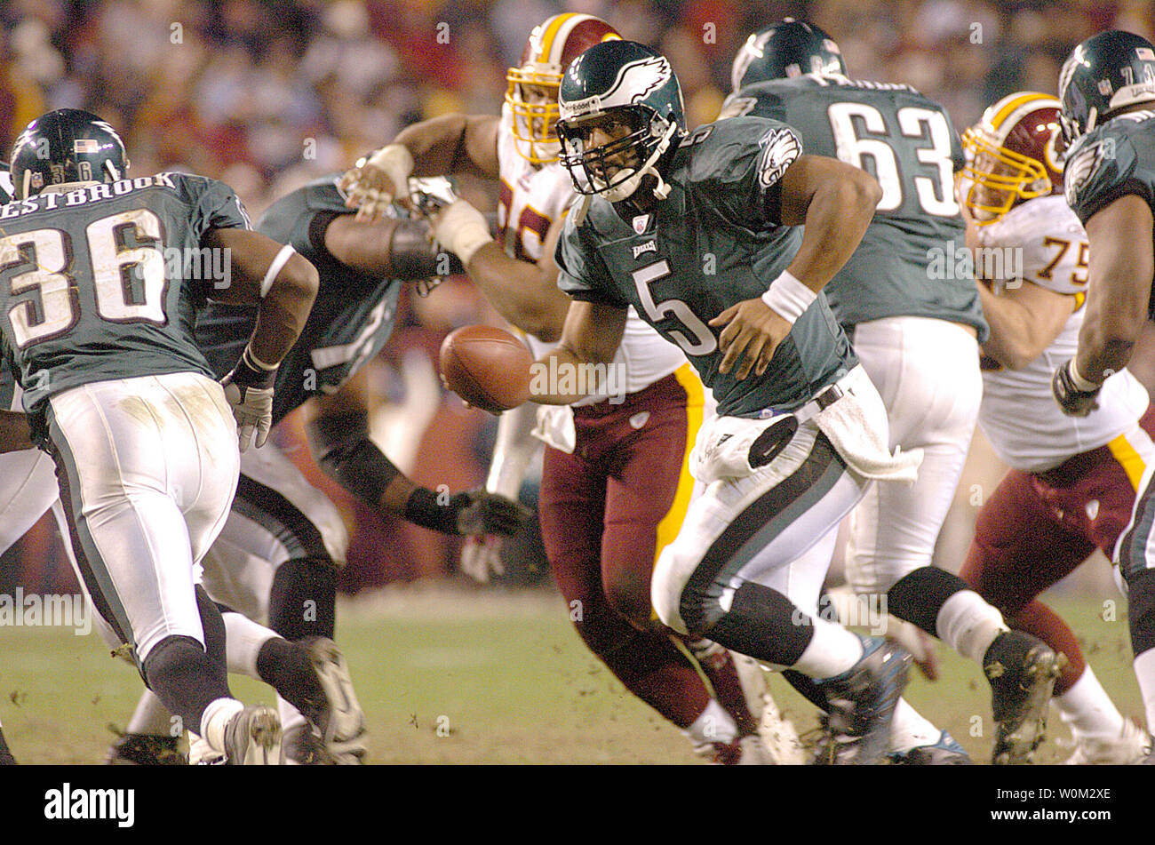Washington Redskins non riesco a smettere di Eagle's quarterback Donovan McNabb e il suo reato in 17-14 perdita contro il Philadelphia Eagles su dicembre 12, 2004 in Fed Ex Campo in Landover, Md. (UPI foto/Greg Whitesell) Foto Stock