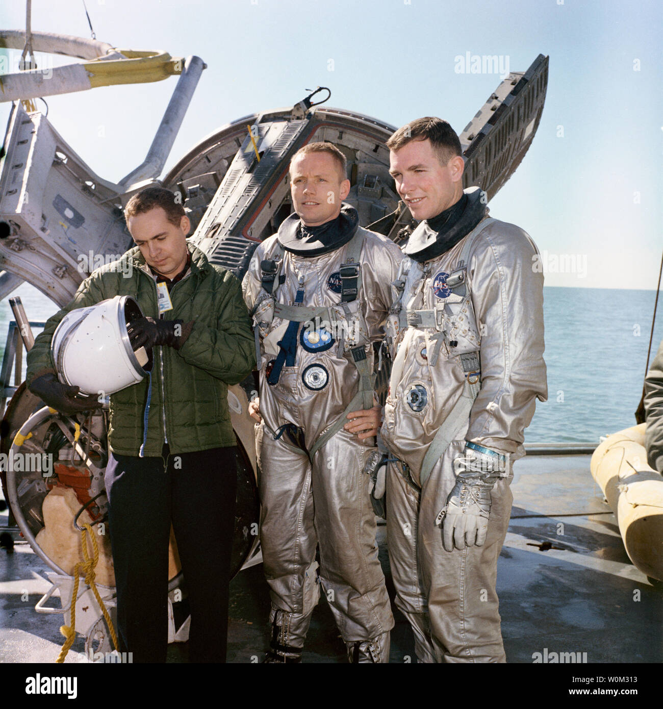 Gli astronauti della NASA Neil Armstrong (al centro), il comando pilota, e David Scott (destra), pilota della Gemini 8 il primo equipaggio sono adatti per la fuoriuscita di acqua della formazione a bordo della NASA Nave Retriever nel Golfo del Messico il 15 gennaio 1966. A sinistra è il dottor Kenneth N. birre, M.D., volo Ramo di medicina, Centro Ufficio Medico. Marzo 16, 2016 è il cinquantesimo anniversario della NASA Gemini 8 missione la sesta voli spaziali con equipaggio condotto durante gli Stati Uniti' Progetto Gemini programma. L'obiettivo primario della missione, il docking di successo di due veicoli spaziali in orbita, un primo volo spaziale, era un Foto Stock