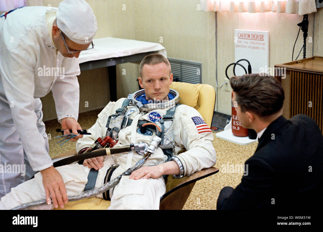 L'astronauta della NASA Neil Armstrong, il comando pilota della Gemini 8 volo spaziale, siede nel complesso di lancio 16 rimorchio durante adatta a tutte le operazioni per la Gemini 8 missione il 16 marzo 1966. Soddisfare il tecnico Jim Garrepy assiste. Marzo 16, 2016 è il cinquantesimo anniversario della NASA Gemini 8 missione la sesta voli spaziali con equipaggio condotto durante gli Stati Uniti' Progetto Gemini programma. L'obiettivo primario della missione, il docking di successo di due veicoli spaziali in orbita, un primo volo spaziale, è stato un successo anche se l'equipaggio dovrebbe sperimentare una critica in-space system failure, costringendoli ad abbandonare Foto Stock