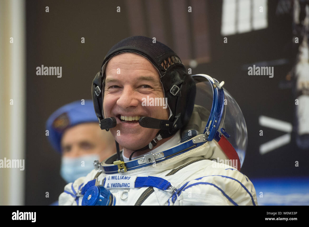 Nell Integrazione impianto al cosmodromo di Baikonur in Kazakistan, Expedition 47 membri dell equipaggio Jeff Williams della NASA lampeggia un sorriso come egli si adatta a suo russo Sokol lancio e tuta di entrata nella fase finale di training di pre-lancio il 4 marzo 2016. Williams, lungo con Alexey Ovchinin e Oleg Skripochka di Roscosmos, lancerà il 19 marzo, il kazako tempo, sul Soyuz TMA-20M per un periodo di sei mesi di missione sulla Stazione spaziale internazionale. Foto NASA da GCTC/UPI Foto Stock