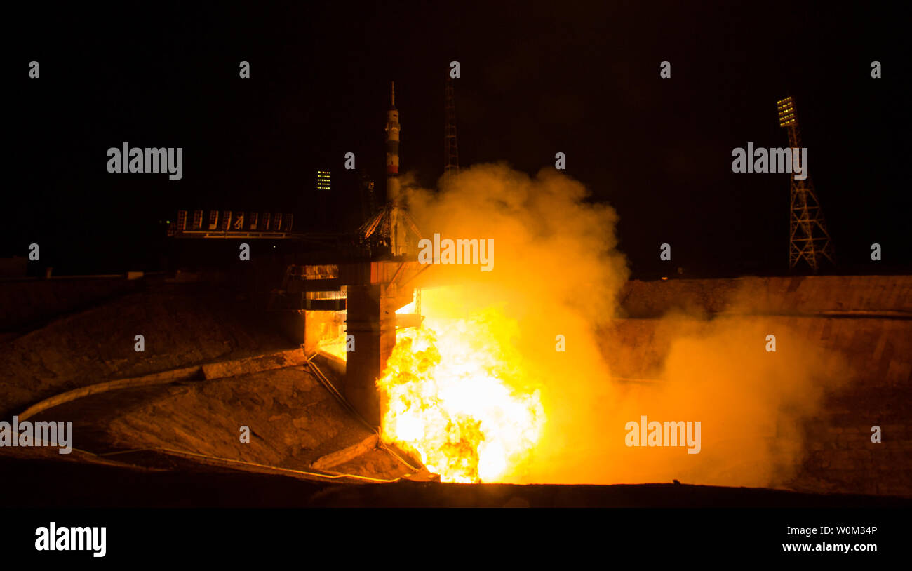 Il Soyuz TMA-20M lanci di razzi dal cosmodromo di Baikonur in Kazakistan il sabato 19 marzo, 2016 portando Expedition 47 Soyuz Commander Alexey Ovchinin di Roscosmos, Tecnico di volo Jeff Williams della NASA e tecnico di volo Oleg Skripochka di Roscosmos in orbita per iniziare il loro cinque e mezzo mesi di missione sulla Stazione spaziale internazionale. Foto NASA da Aubrey Gemignani/UPI Foto Stock