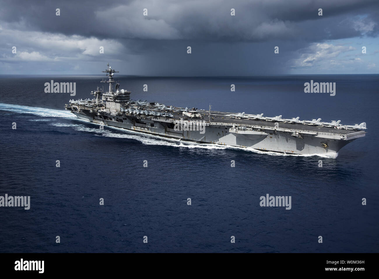 La Nimitz-class portaerei USS Carl Vinson (CVN 70) transita il Mare delle Filippine durante la conduzione di un esercizio bilaterale con il Giappone di autodifesa marittima vigore il 23 aprile 2017. La Carl Vinson Carrier Strike gruppo è operativo come parte degli Stati Uniti 7 flotta, ma rimane distribuito sotto la U.S. 3a flotta in avanti il concetto operativo che fornisce ulteriori opzioni per la flotta del Pacifico commander e sfrutta le funzionalità sia di 3° e 7° flotte. Foto di MC2 Z.A. Landers/STATI UNITI Navy/UPI Foto Stock