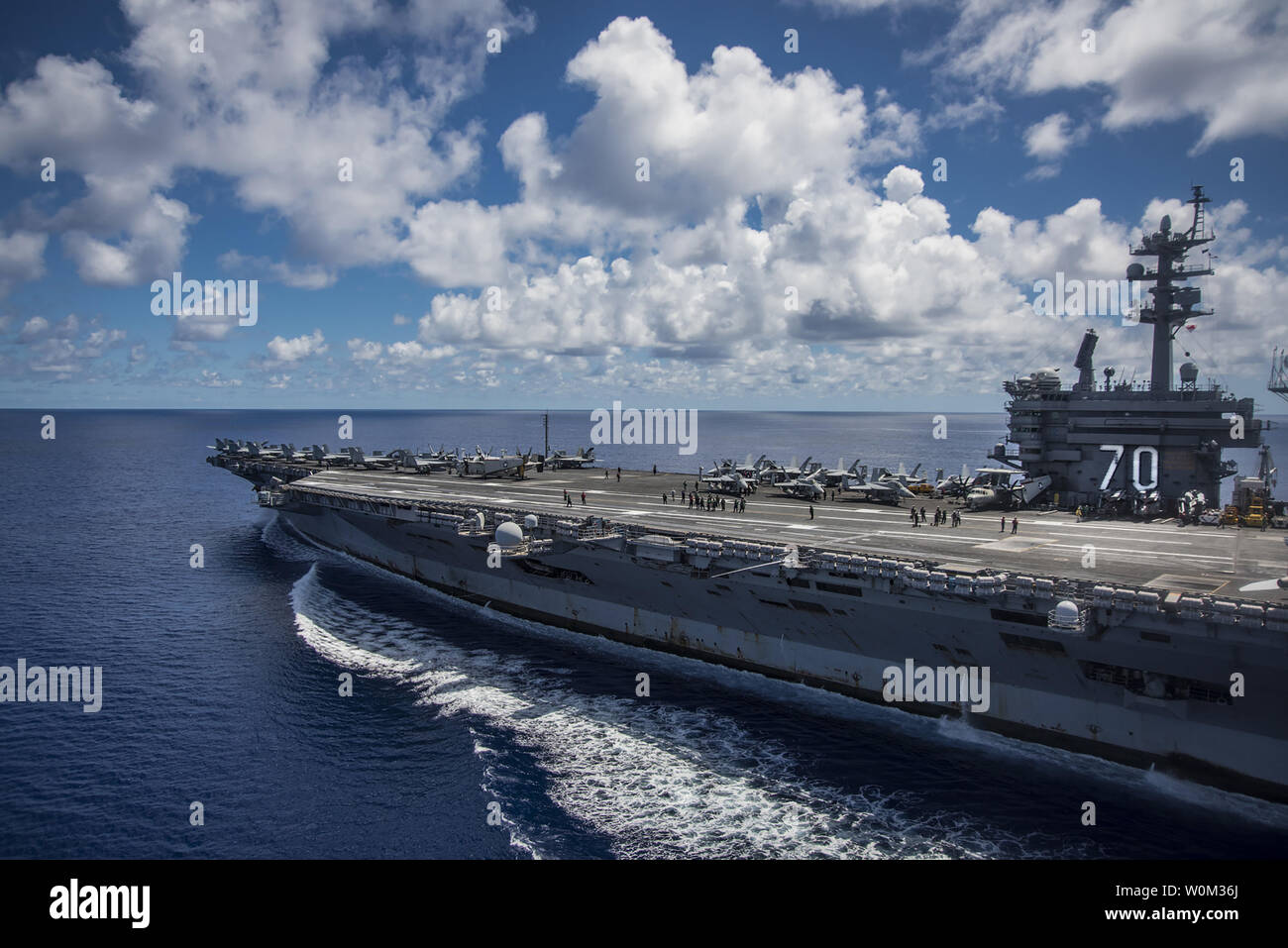 La Nimitz-class portaerei USS Carl Vinson (CVN 70) transita il Mare delle Filippine durante la conduzione di un esercizio bilaterale con il Giappone di autodifesa marittima vigore il 23 aprile 2017. La Carl Vinson Carrier Strike gruppo è operativo come parte degli Stati Uniti 7 flotta, ma rimane distribuito sotto la U.S. 3a flotta in avanti il concetto operativo che fornisce ulteriori opzioni per la flotta del Pacifico commander e sfrutta le funzionalità sia di 3° e 7° flotte. Foto di MC2 Z.A. Landers/STATI UNITI Navy/UPI Foto Stock