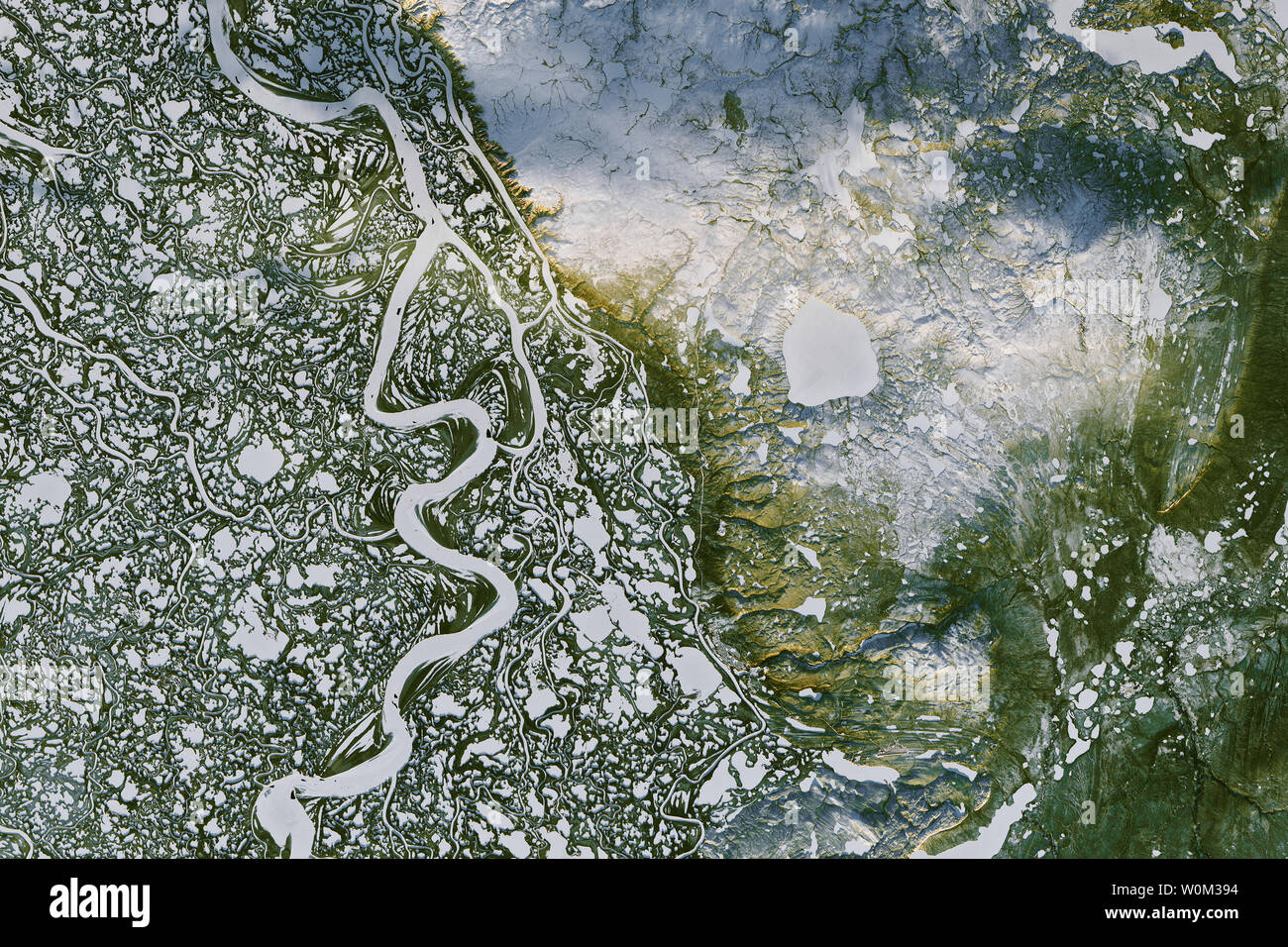 Questo punto di vista, acquisita il 7 novembre 2016, dalla terra operative imager (OLI) sul satellite Landsat 8, mostra una porzione del Canada è Mackenzie delta del fiume e la città di Inuvik, casa di più di tremila persone. Una autostrada congelati - 194 chilometri (120 miglia) lunga - corre tra il telecomando avamposti di Inuvik e Tuktoyaktuk lungo il fiume ad est del canale. Il fiume Mackenzie sistema è più grande del Canada spartiacque ed il decimo più grande bacino di acqua nel mondo. Il fiume scorre 4.200 chilometri (2.600 miglia) dalla Columbia Icefield nelle Montagne Rocciose canadesi all'Oceano Artico. La NASA/UPI Foto Stock