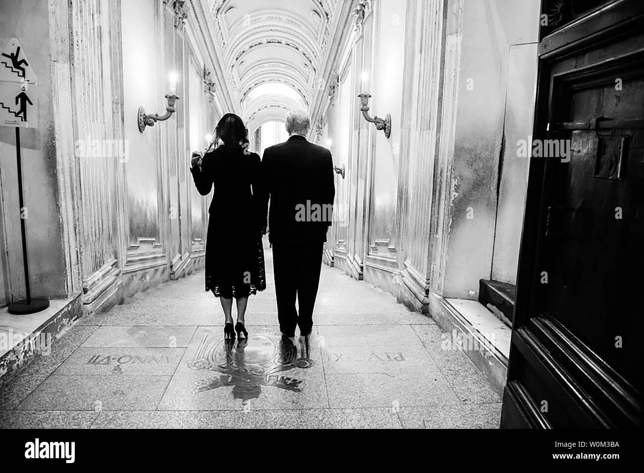 Presidente Donald Trump e la First Lady Melania Trump tour la Cappella Sistina dopo il loro incontro con Sua Santità Papa Francesco il 24 maggio 2017, nella Città del Vaticano. White House Foto di Andrea Hanks/UPI Foto Stock