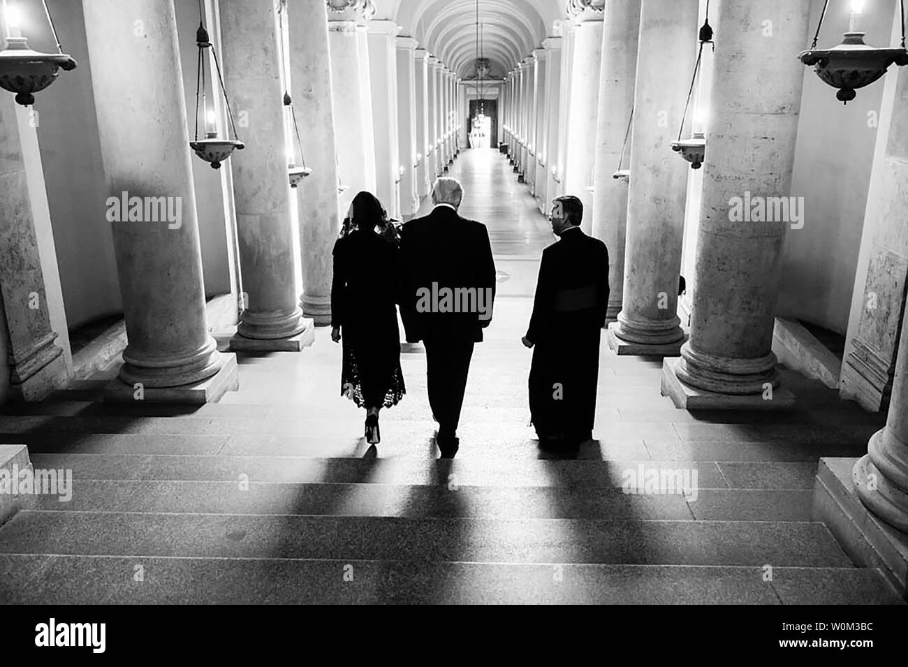 Presidente Donald Trump e la First Lady Melania Trump tour la Cappella Sistina dopo il loro incontro con Sua Santità Papa Francesco il 24 maggio 2017, nella Città del Vaticano. White House Foto di Andrea Hanks/UPI Foto Stock