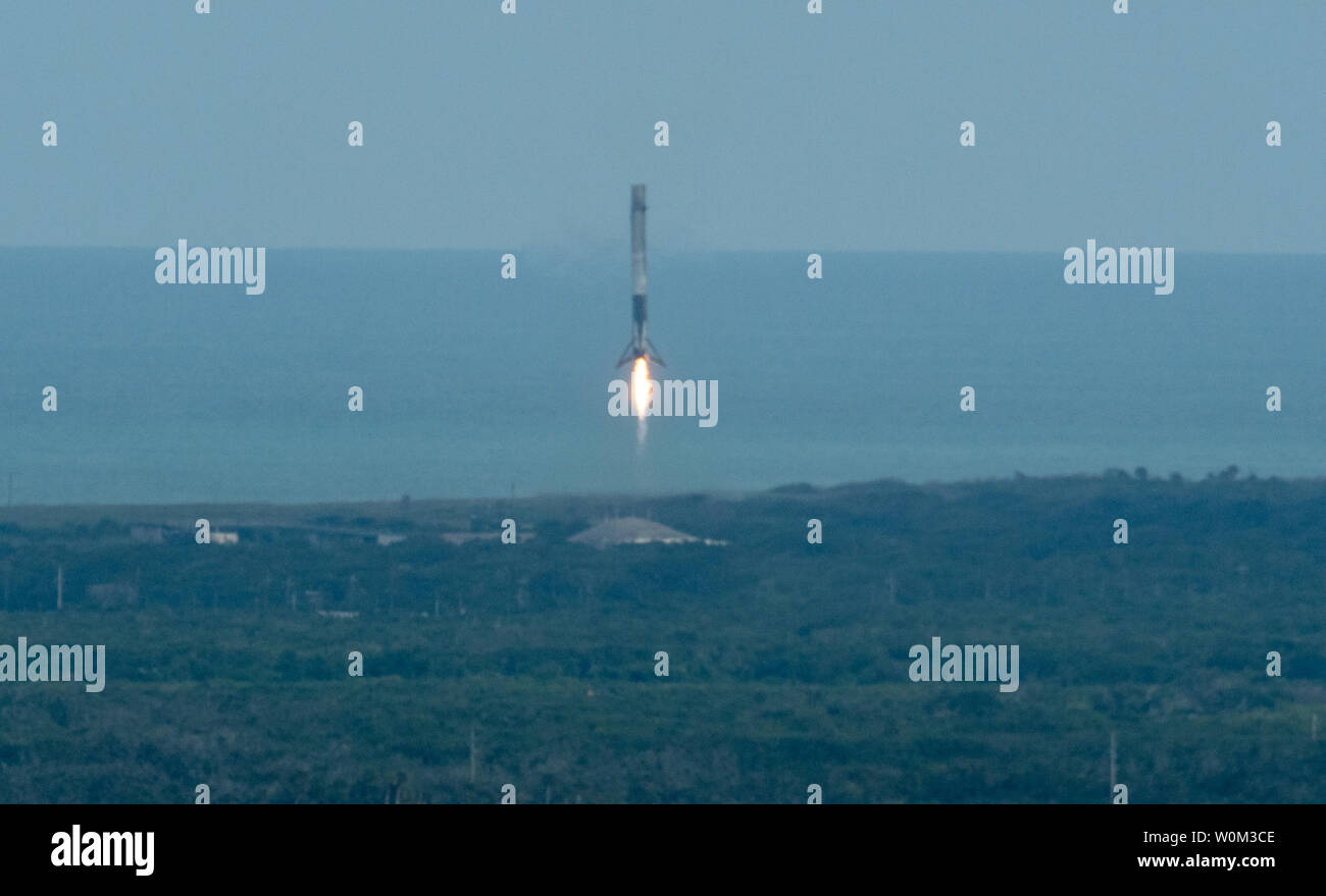 La SpaceX Falcon 9 prima fase booster è visto come si atterra poco dopo il lancio del veicolo spaziale Dragon dal tampone 39a in corrispondenza di NASA Kennedy Space Center di Cape Canaveral, in Florida, il 3 giugno 2017. Dragon sta portando quasi 6.000 libbre di scienza ricerca, equipaggio di materiali di consumo e di hardware per la Stazione Spaziale Internazionale a sostegno della spedizione 52 e 53 membri di equipaggio. Il trunk non pressurizzato del veicolo spaziale sarà anche il trasporto dei pannelli solari, strumenti per l'osservazione della terra e di attrezzature per lo studio di stelle di neutroni. Questo sarà il centesimo lancio e sesto SpaceX lancio, da questo pad. Lanci precedenti Foto Stock