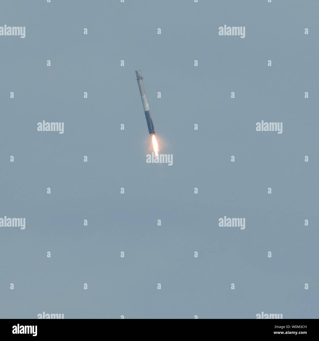 La SpaceX Falcon 9 prima fase booster è visto come si atterra poco dopo il lancio del veicolo spaziale Dragon dal tampone 39a in corrispondenza di NASA Kennedy Space Center di Cape Canaveral, in Florida, il 3 giugno 2017. Dragon sta portando quasi 6.000 libbre di scienza ricerca, equipaggio di materiali di consumo e di hardware per la Stazione Spaziale Internazionale a sostegno della spedizione 52 e 53 membri di equipaggio. Il trunk non pressurizzato del veicolo spaziale sarà anche il trasporto dei pannelli solari, strumenti per l'osservazione della terra e di attrezzature per lo studio di stelle di neutroni. Questo sarà il centesimo lancio e sesto SpaceX lancio, da questo pad. Lanci precedenti Foto Stock