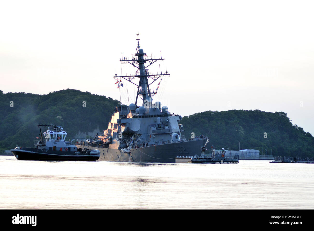 Il Arleigh Burke-class guidato-missile destroyer USS Fitzgerald (DDG 62) restituisce per le attività della flotta (FLEACT) Yokosuka il 17 giugno 2017, a seguito di una collisione con il cristallo ACX, Filippine una nave mercantile, durante il funzionamento a sud-ovest di Yokosuka, Giappone. Foto di MC1 Pietro Burghart/STATI UNITI Navy/UPI Foto Stock