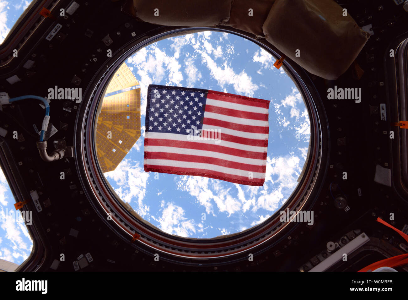 L'astronauta della NASA Jack Fischer ha preso questa fotografia di una bandiera americana in una delle finestre della Stazione Spaziale Internazionale della cupola, una cupola a forma di modulo attraverso il quale le operazioni sulla parte esterna della stazione può essere osservato e guidato. In tutta la NASA la storia, navicelle e veicoli di lancio sono sempre state decorate con bandiere. Quando Ed White è diventato il primo astronauta americano per eseguire un spacewalk il 3 giugno 1965, la sua tuta è stato uno dei primi ad essere adornata con un flag patch. Bianco crewmate Jim McDivitt indossava inoltre un indicatore sulla sua tuta. Gli astronauti hanno acquistato le bandiere se stessi Foto Stock