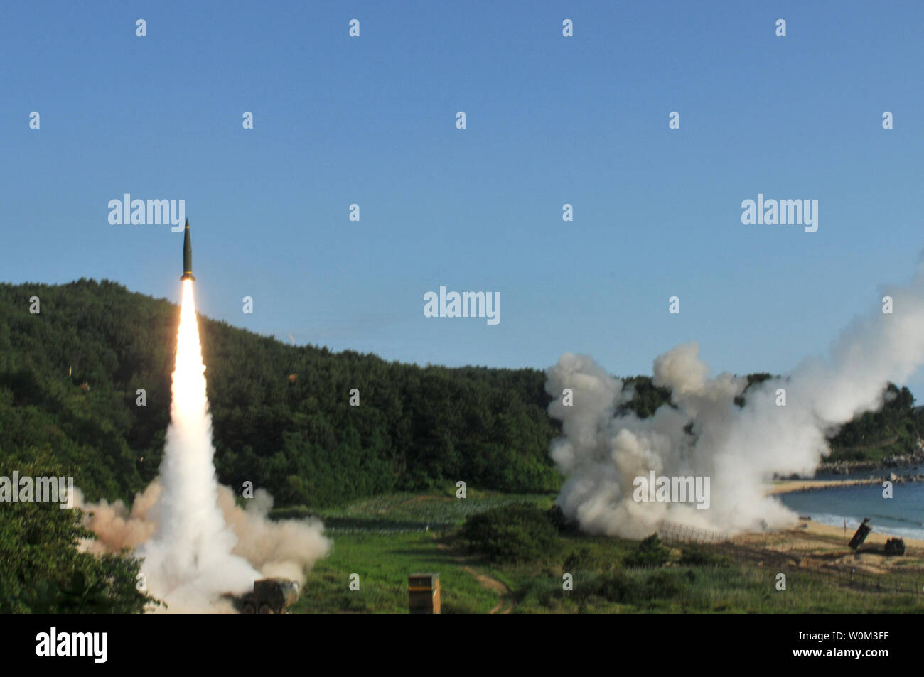 Un M270 Lancio multiplo Sistema a razzo dal 1° Battaglione, campo xviii reggimento di artiglieria, 210th campo brigata di artiglieria, seconda Repubblica di Corea/Stati Uniti Divisione combinato, incendi di un MGM-140 Army missile tattico nel mare orientale il 5 luglio 2017. Il lancio di missili hanno dimostrato il profondo combinata colpire le capacità che consentono la ROK/STATI UNITI Alleanza a neutralizzare le minacce di ostilità e di aggressione contro il ROK, degli Stati Uniti e dei suoi alleati. Foto di Sgt. Sinthia Rosario/STATI UNITI Esercito/UPI Foto Stock