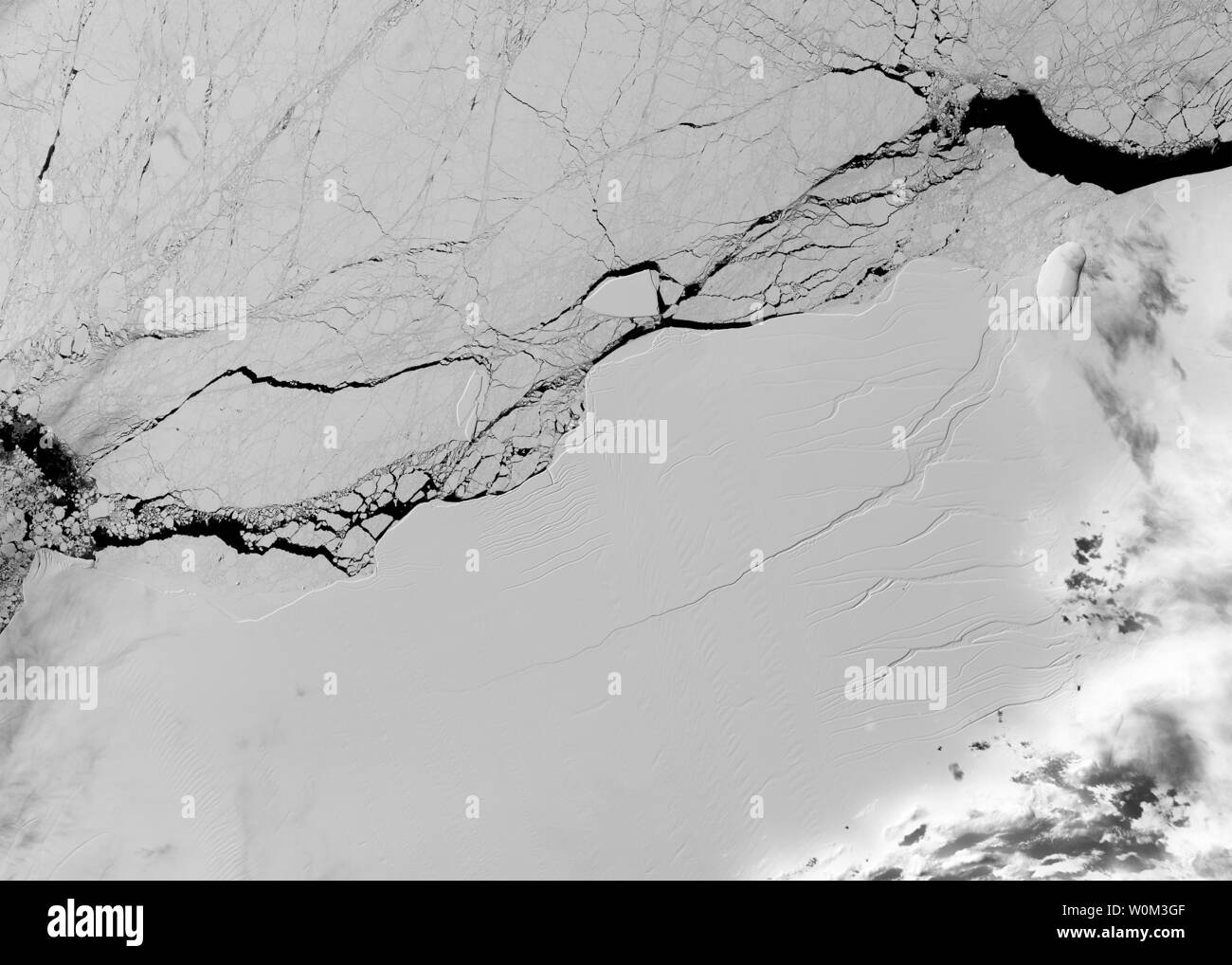 Immagine satellitare di una lunga crepa nel Larsen C ice shelf, adottate il 8 marzo 2017, dalla terra operative imager sul NASA/USGS Landsat 8 veicolo spaziale. A volte tra il 10 luglio e il 12 luglio, un iceberg approssimativamente le dimensioni del Delaware scisso dall'Antartide la Larsen C Ripiano di ghiaccio. Le misure di iceberg 2239 miglia quadrate e pesa più di 1 trilione di tonnellate metriche. A seguito della scissione la Larsen C ice shelf è ora 12% più piccoli. La NASA/UPI Foto Stock