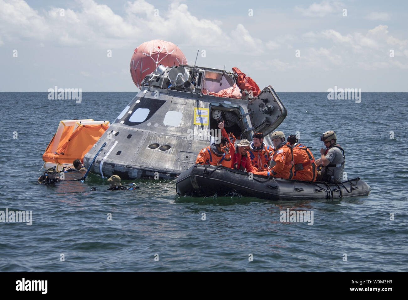 Quando gli astronauti fanno ritorno alla terra in NASA il veicolo spaziale Orion e splashdown nell'Oceano Pacifico, theyÕll ancora la necessità di ottenere in modo sicuro al di fuori della navicella spaziale e torna sulla terra asciutta. Utilizzando le acque al largo della costa di Galveston in Texas, la NASA e il Dipartimento della Difesa team collaudato Orion le procedure di uscita in una varietà di scenari sulla luglio 13, 2017. Gli astronauti e ingegneria soggetti di test Orion indossava equipaggio sopravvivenza spacesuits di sistema, versioni modificate della NASA orange Advanced equipaggio tute di escape in sviluppo per l'uso durante il lancio di Orion e voce, rendendo il test come vero per gli scenari di missione come possibile. NA Foto Stock