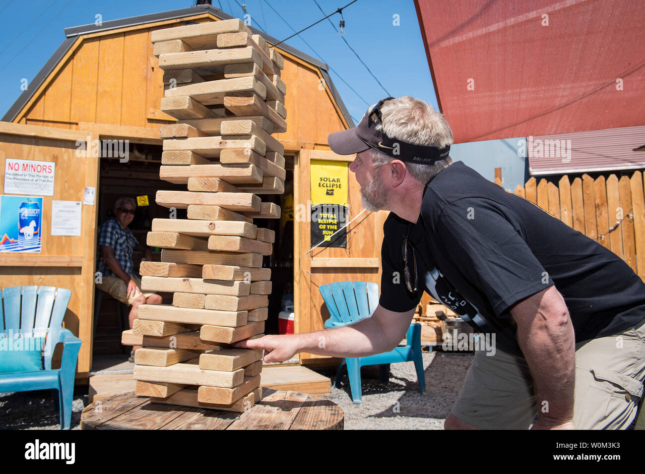 Eirik Olsen, di Seattle, Washington, riproduce Jenga gigante mentre si è in attesa di guardare l'eclisse solare totale a Madras, Oregon il 19 agosto 2017. L'eclipse saranno ampi attraverso una porzione ristretta di contigui Stati Uniti da Lincoln Beach, Oregon a Charleston, Carolina del Sud il 21 agosto. Una parziale eclissi solare sarà visibile in tutto il nord del continente americano insieme con alcune parti del Sud America, Africa ed Europa. Foto NASA da Aubrey Gemignani/UPI Foto Stock