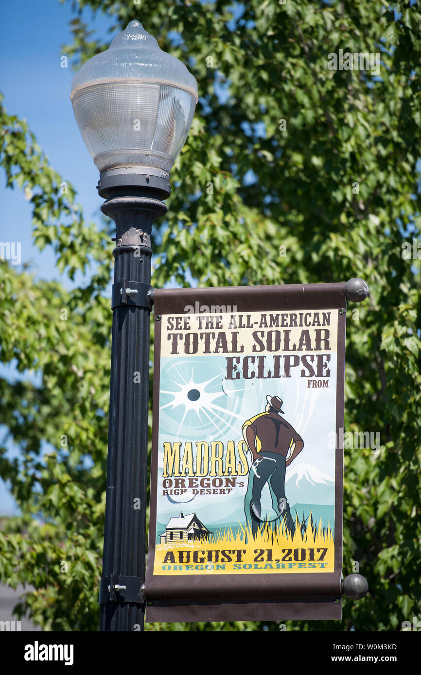 Un segno è visto lungo le strade a Madras, Oregon, dove migliaia di visitatori sono attesi per l'eclisse solare totale, il 19 agosto 2017. L'eclipse saranno ampi attraverso una porzione ristretta di contigui Stati Uniti da Lincoln Beach, Oregon a Charleston, Carolina del Sud il 21 agosto. Una parziale eclissi solare sarà visibile in tutto il nord del continente americano insieme con alcune parti del Sud America, Africa ed Europa. Foto NASA da Aubrey Gemignani/UPI Foto Stock