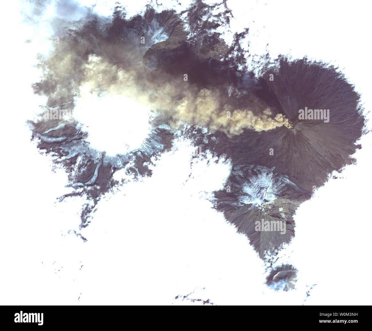 Shiveluch, uno dei vulcani più attivi al mondo, è visto inserimenti attraverso al di sopra di una solida piattaforma di cloud, con un pennacchio di cenere streaming per l'occidente. Situato sulla penisola di Kamchatka nella lontana Russia orientale, è uno dei molti vulcani attivi sulla penisola. Nelle vicinanze, a sud, il più piccolo vulcano Bezymianny può essere visto con un piccolo pennacchio di vapore proveniente dalla sua cima. L'immagine è stata acquisita il 20 agosto 2017, copre un area di 12 da 14 miglia (19,5 da 22,7 chilometri), e si trova a 56,1 gradi nord, 160,6 gradi a est. La NASA/UPI Foto Stock