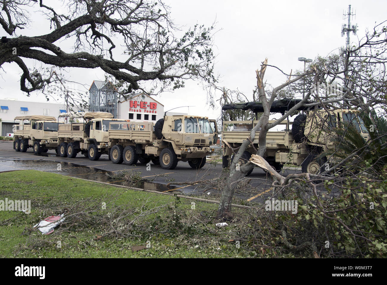 Il Texas Dipartimento Militare's 36th supporto brigata composta da molteplici Esercito Nazionale guardie, preparare per l'acqua alta le operazioni di soccorso in Rockport, Texas, il 27 agosto 2017, il giorno dopo l uragano Harvey fatto approdo, devastante molte delle città costiere di abitazioni e le imprese. Foto di SMSgt Robert Shelley/Air National Guard/UPI Foto Stock