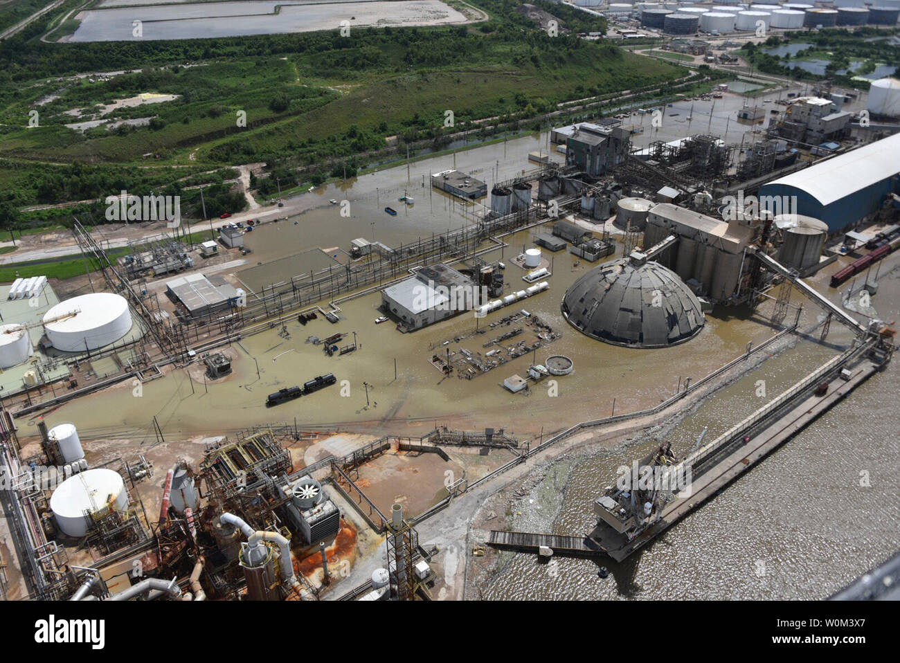 La guardia costiera della condotta personale di volo cavalcavia per valutare i porti di Houston, Texas City, Freeport e Galveston, il 31 agosto 2017. Queste valutazioni di porta sono condotte al fine di identificare qualsiasi danneggiato Coast Guard regolata impianto portuale, potenziali fuoriuscite di olio o di rilascio di sostanze chimiche e qualsiasi ostruzione di navigazione lungo le porte. Foto di PO1 Patrick Kelley/STATI UNITI Coast Guard/UPI Foto Stock