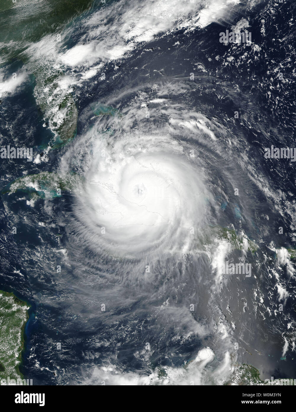 La NASA-NOAA's Suomi satellite NPP catturato questa immagine di uragano Irma oltre alle Bahamas e Cuba su settembre 8, 2017 a 1:45 p.m. EDT (1748 UTC). Florida della divisione nella gestione delle situazioni di emergenza si stima che 5,6 milioni di Floridians sono state ordinate per evacuare in quanto membro prepara per Irma per fare approdo domenica mattina presto. La NASA/UPI Foto Stock