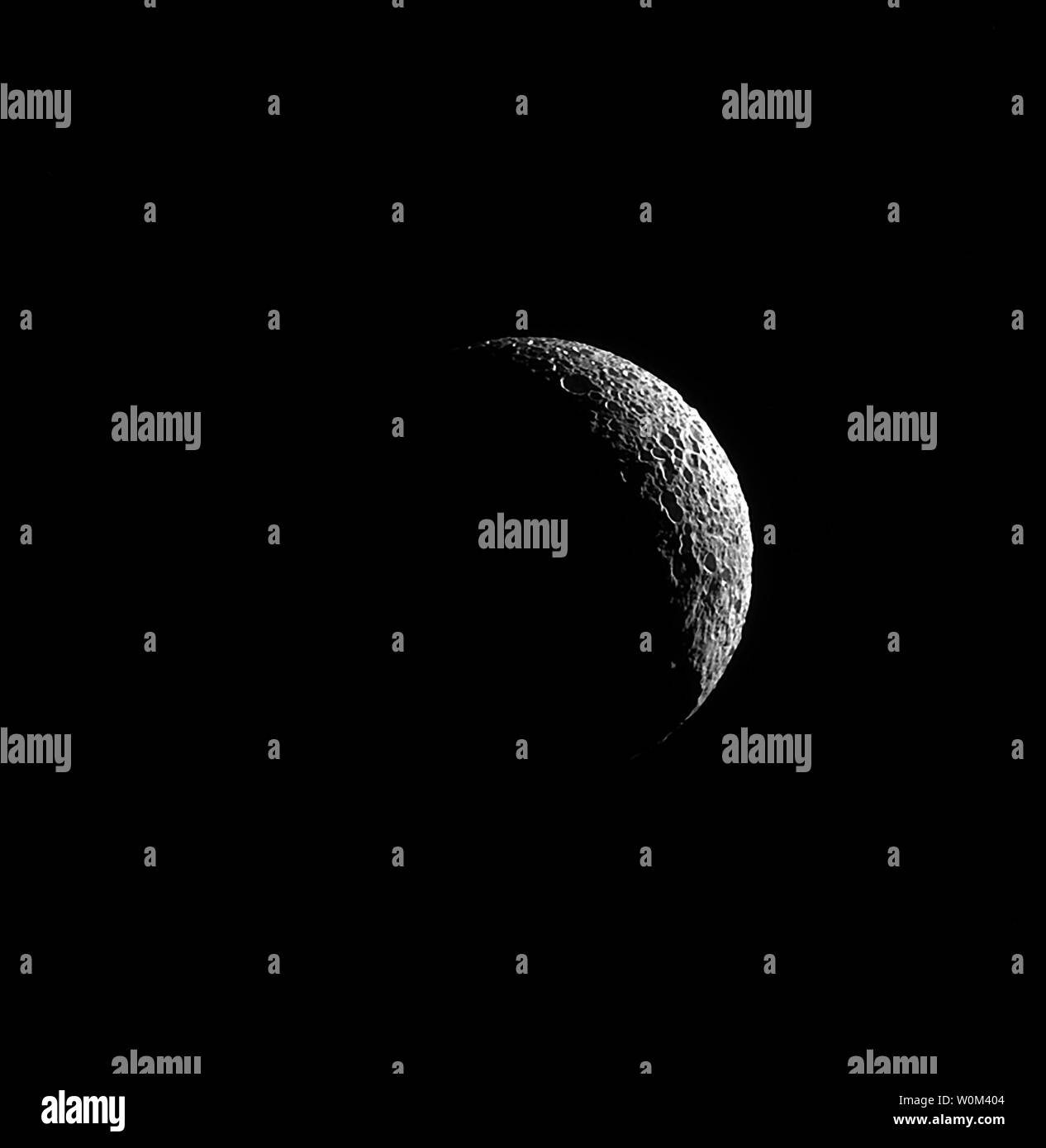 Un sottile nastro di Mimas è illuminato, ombre lunghe di mostrare a tutti i suoi molti crateri, indicatori di la luna di violenta storia. La più famosa la prova di una collisione sul Mimas è il cratere Herschel che dà Mimas la sua morte stella-come l'apparenza. Questa vista sul Maggio 20, 2013, guarda verso il anti-Saturno emisfero di Mimas. Il 15 settembre 2017, dopo due decenni nello spazio, NASA sonda Cassini ha fatto il suo approccio finale di Saturno, immersioni in l'atmosfera del pianeta. Sin dal suo arrivo nel 2004, la missione Cassini-Huygens è stata una scoperta macchina, rivoluzionando la nostra conoscenza Foto Stock