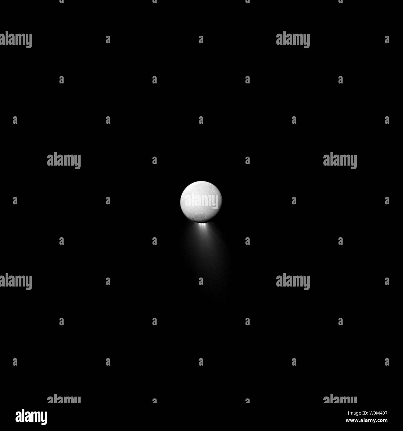 Enceladus insolita pennacchio solo è facilmente visibile quando la sonda Cassini e il sole sono su lati opposti di Enceladus. Questa guarda verso Saturno-rivolta verso l emisfero di Enceladus. Nord su Enceladus è alto. L'immagine è stata scattata nella luce blu con la sonda Cassini ad angolo stretto sulla fotocamera Aprile 2, 2013. Il 15 settembre 2017, dopo due decenni nello spazio, NASA sonda Cassini ha fatto il suo approccio finale di Saturno, immersioni in l'atmosfera del pianeta. Sin dal suo arrivo nel 2004, la missione Cassini-Huygens è stata una scoperta macchina, rivoluzionando la nostra conoscenza del Saturno syste Foto Stock