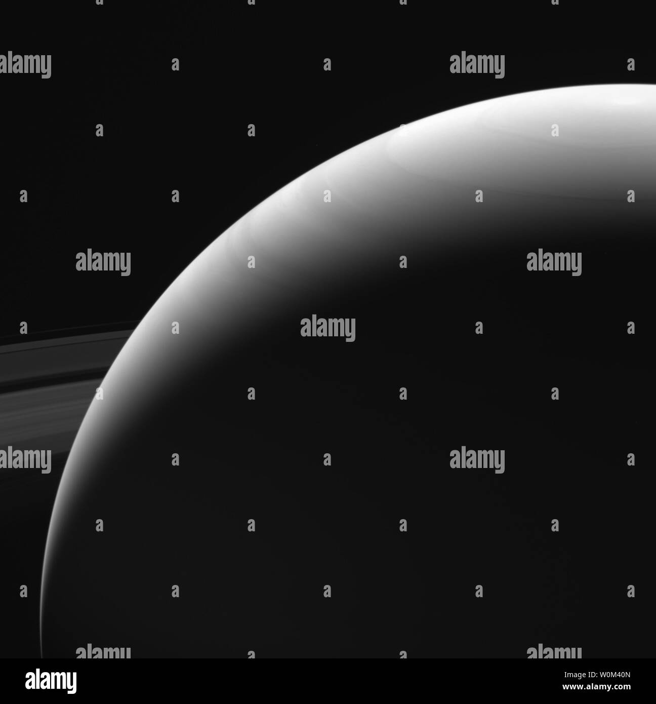 Questa immagine di Saturno emisfero settentrionale è stata presa dalla NASA sonda Cassini il 13 settembre 2017. Essa è tra le ultime immagini Cassini inviato nuovamente a terra. La vista era preso in luce rossa visibile utilizzando la sonda Cassini ampio angolo di telecamera a distanza di 684,000 miglia (1.1 milioni di chilometri) da Saturno. Il 15 settembre 2017, dopo due decenni nello spazio, NASA sonda Cassini ha fatto il suo approccio finale di Saturno, immersioni in l'atmosfera del pianeta. Sin dal suo arrivo nel 2004, la missione Cassini-Huygens è stata una scoperta macchina, rivoluzionando la nostra conoscenza del Saturno syste Foto Stock