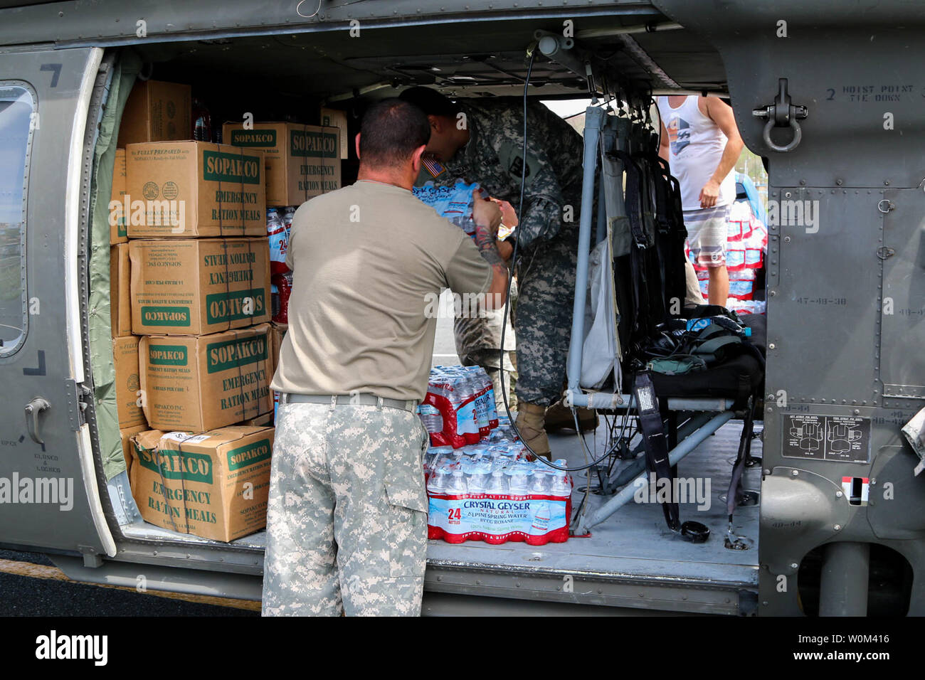 Avieri del Puerto Rico Guardia Nazionale partono da PRNG Aviazione esercito alle isole di Culebra e Vieques in due falchi nero UH-60 su il 25 settembre 2017. Lo scopo della missione era il trasporto di acqua e di cibo per le popolazioni di quei comuni colpiti dall uragano Maria. Foto di Sgt. Alexis Velez/Puerto Rico Guardia Nazionale/UPI Foto Stock