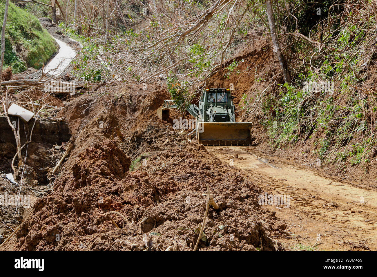 Membri del Puerto Rico esercito nazionale Guard 1010th En. Co. 130 ht En. Bn. lavorare sul gioco su strada e la riparazione di Pancho Febus, Puerto Rico, il 4 ottobre 2017, dove oltre 15 famiglie sono isolate a causa di una frana causata dall'uragano Maria. Foto di Sgt. Alexis Velez/PRNG/UPI Foto Stock