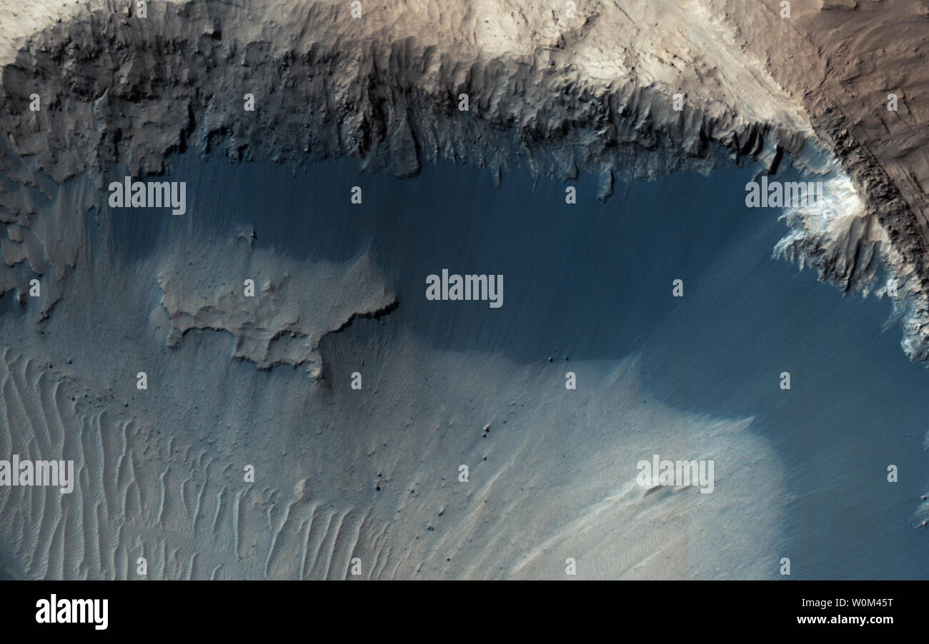 Questa immagine ha ricevuto il 9 ottobre 2017, dalla NASA Mars Reconnaissance Orbiter (MRO) mostra un possibile luogo dove i grani di sabbia vengono prodotte su Marte oggi. Questa regione presenta un materiale scuro che viene erosa da strati di scuro in il fondamento di una depressione semicircolare vicino al confine della Southern Highlands e le pianure del nord. Nel tratto discendente lineations sostengono la nozione che questi sedimenti scuri sono derivati localmente e non vi si accumulano mediante la coincidenza a causa dei venti. I granelli di sabbia che trucco dune sulla Terra e Marte hanno una esistenza pericolosi a causa della Foto Stock