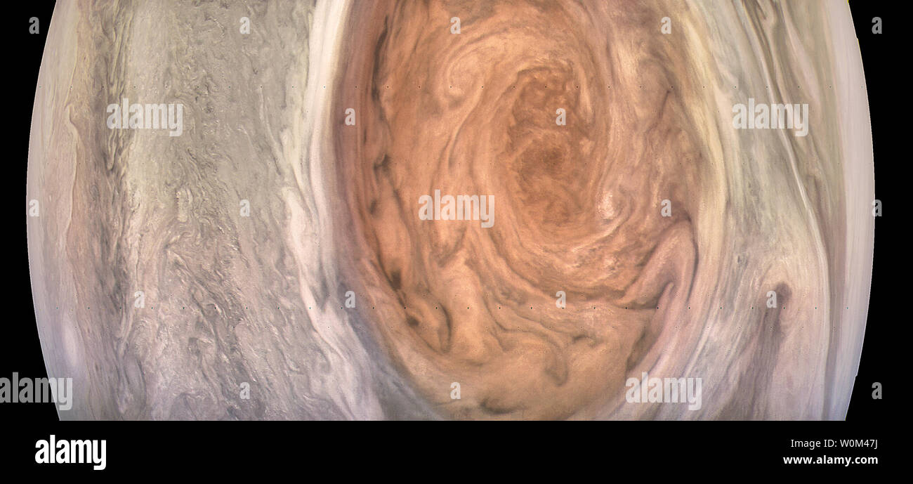 Questo metodo avanzato di immagine a colori di Giove la grande macchia rossa è stato creato dal cittadino scienziato Kevin Gill utilizzando i dati dalla JunoCam imager in NASA Juno navicelle spaziali. L'immagine è stata presa il 10 luglio 2017, alle 07:07 p.m. PDT (10:07 p.m. EDT), come il veicolo spaziale di Juno, eseguito il suo settimo volo vicino di Giove. Al momento l'immagine è stata scattata, il veicolo spaziale è stata di circa 6,130 miglia (9,866 chilometri) dalla sommità delle nubi del pianeta. La NASA/UPI Foto Stock
