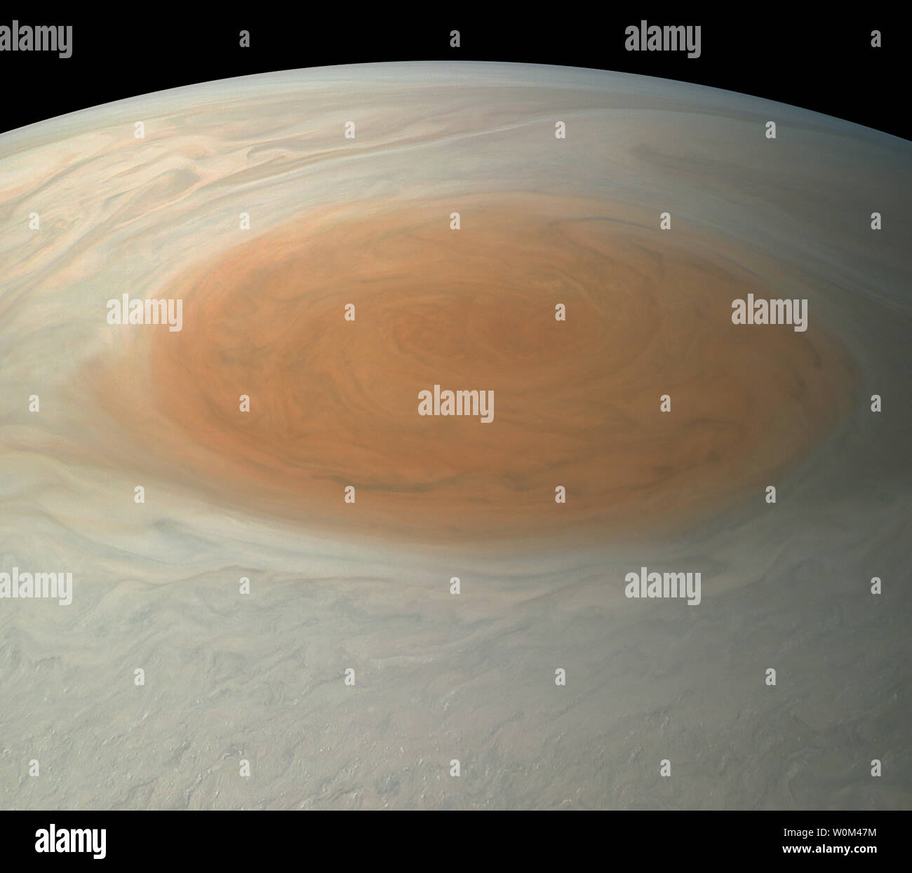 Questa immagine di Giove iconici grande macchia rossa è stato creato dal cittadino scienziato Bjorn Jonsson utilizzando i dati dalla JunoCam imager in NASA Juno navicelle spaziali. Questo true-color image offre una resa naturale dei colori di ciò che la grande macchia rossa e le aree circostanti sarebbe simile agli occhi umani da Juno la posizione. Il tumultuoso zone atmosferica in e attorno alla grande macchia rossa sono chiaramente visibili. L'immagine è stata presa il 10 luglio 2017, alle 07:10 p.m. PDT (10:10 p.m. EDT), come il veicolo spaziale di Juno, eseguito il suo settimo volo vicino di Giove. Al momento l'immagine è stata scattata, il veicolo spaziale è stato di circa Foto Stock