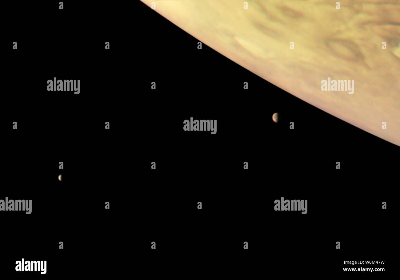 Questo colore-enhanced image di Giove e due delle sue più grandi lune - Io e Europa - è stato catturato da NASAÕs Juno veicolo spaziale come è effettuato il suo volo ottavo del gas pianeta gigante. L'immagine è stata scattata il 1 settembre 2017 a 3:14 p.m. PDT (6:14 p.m. EDT). Al momento l'immagine è stata scattata, il veicolo spaziale è stata di circa 17,098 miglia (27,516 chilometri) dalla sommità delle nubi del pianeta a una latitudine di meno 49.372 gradi. Più vicino al pianeta, la luna galileiana di Io può essere visto ad un altitudine di 298,880 km (481,000 chilometri) e una scala spaziale di 201 miglia (324 chilometri) per pixel. Foto Stock